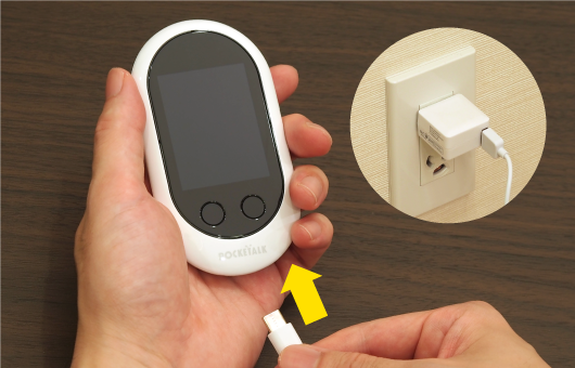 USBケーブルをスマホ用のアダプターやパソコンにつないで充電